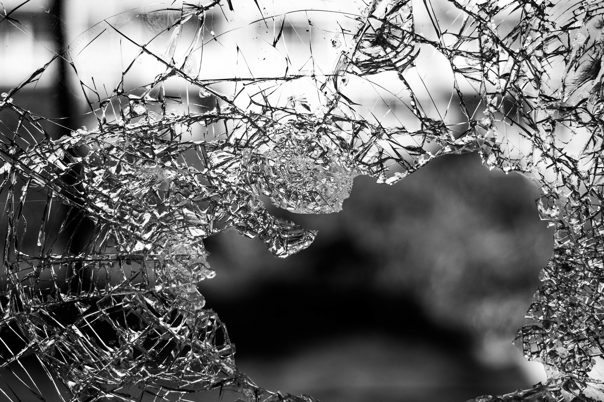 Разбитое окно в доме на 15-й Парковой заменят на новое