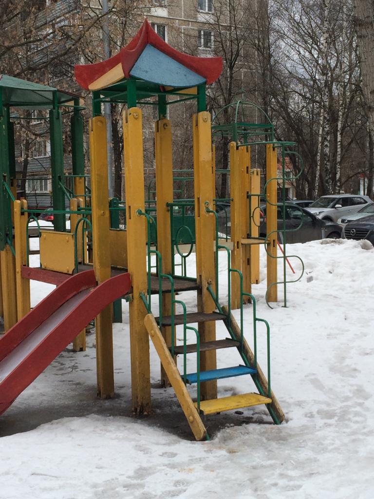 Горка около. Ступени горки детской площадки. Ступеньки на детской площадке. Детская площадка Северное Измайлово. Покрытие возле горок.