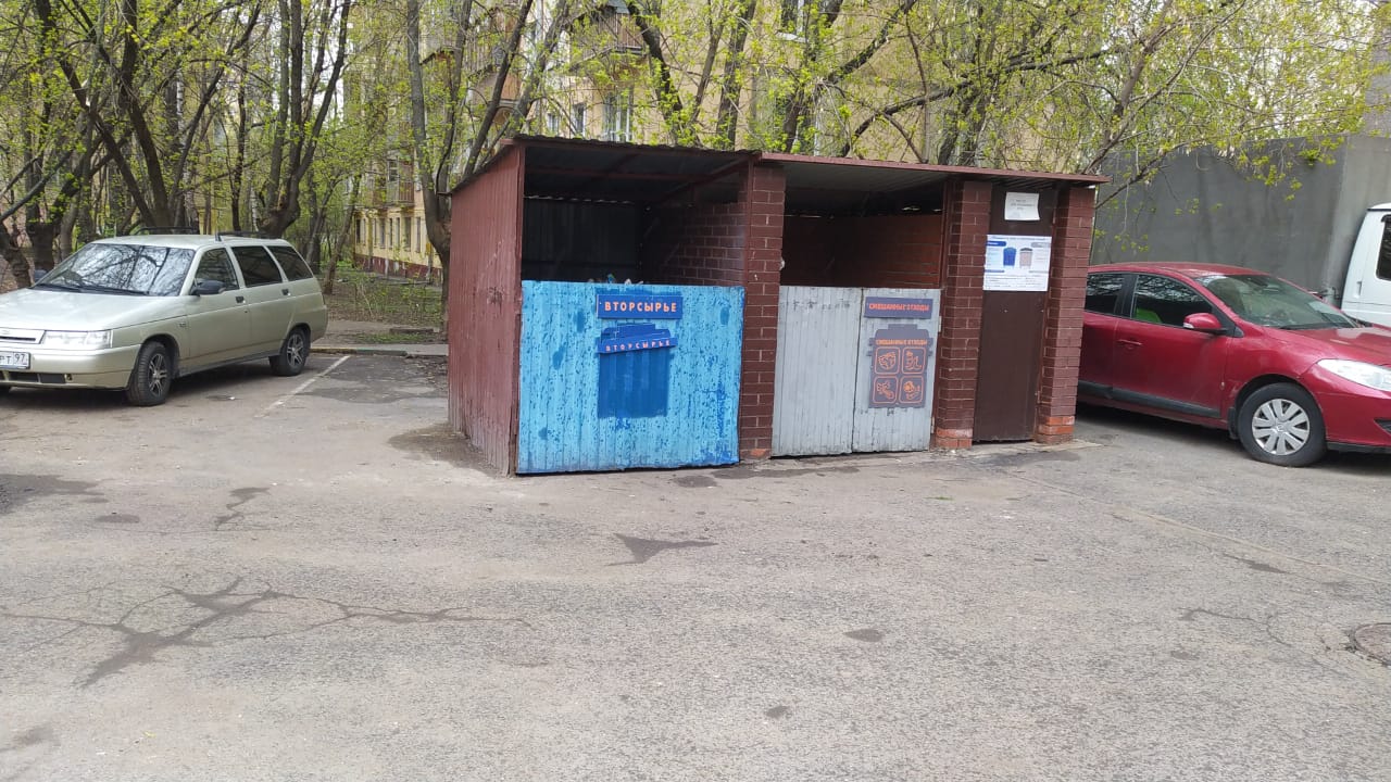 Мусор из переполненных контейнеров около дома на 15-й Парковой вывезли