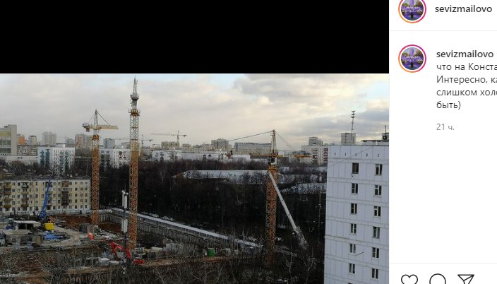 На стройке на улице Константина Федина установили третий башенный кран